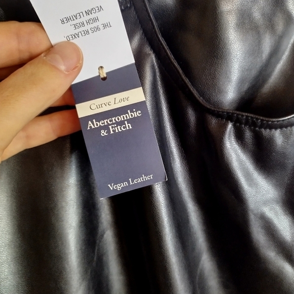 NWT Abercrombie & Fitch Vegan Leather 90s Relaxed straight Pant sz 24W - Picture 7 of 10